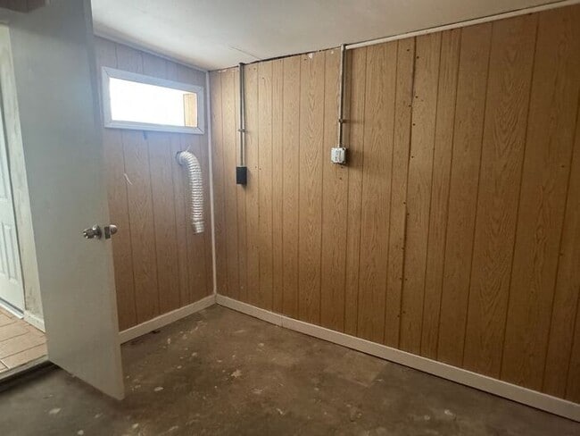 Building Photo - Charming 3-Bedroom Ranch