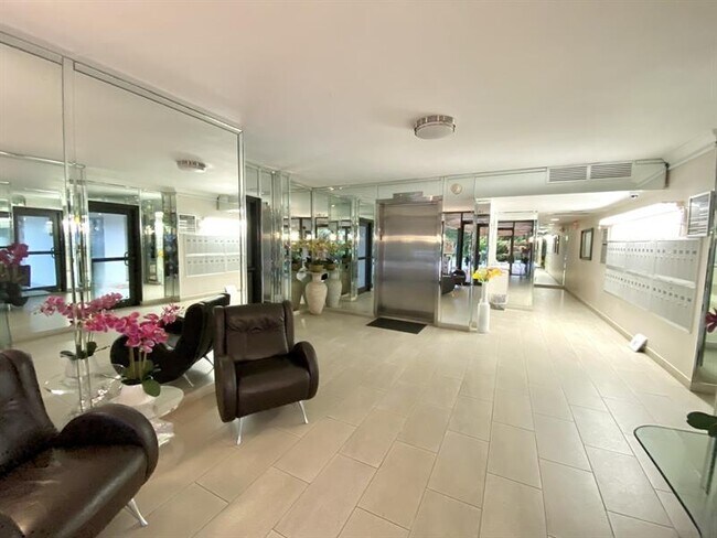 Building Photo - 3000 N Palm Aire Dr