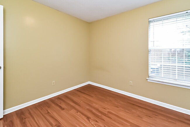 Building Photo - 1653 Dexter Ln