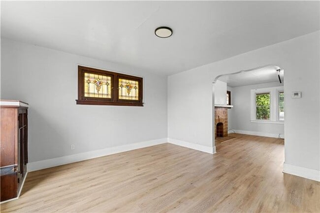 Building Photo - Spacious 4 Bedroom, 1 Bath Home in Crafton...