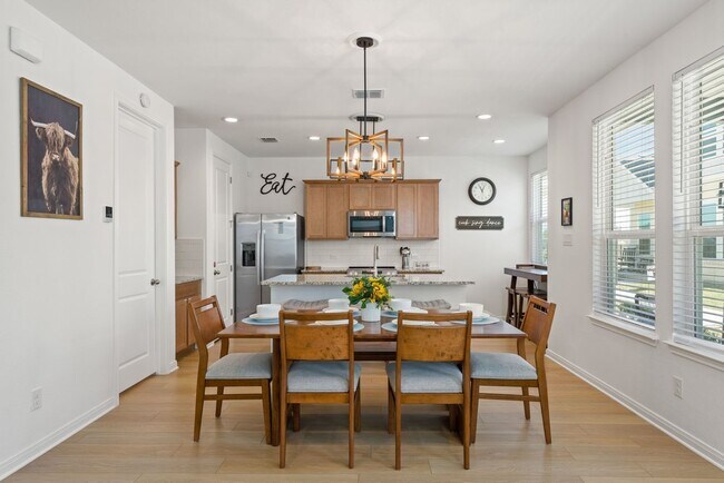 Building Photo - 2119 Hofstaat