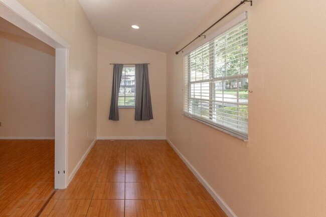 Building Photo - 2bedroom 2 bath townhouse with 2 car garage