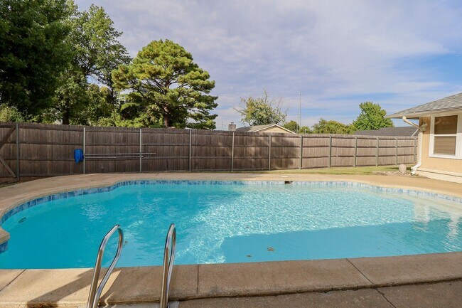Building Photo - 2 Bed | 3 Bath with In-Ground Pool in Cent...