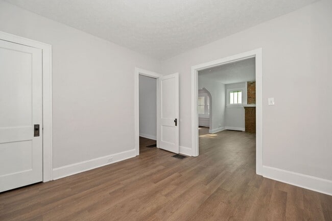 Building Photo - PRICE HILL - Stunning 4 bed 2 bath on quiet cul de sac street