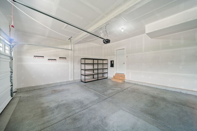 Building Photo - 356 S Pointe Ave