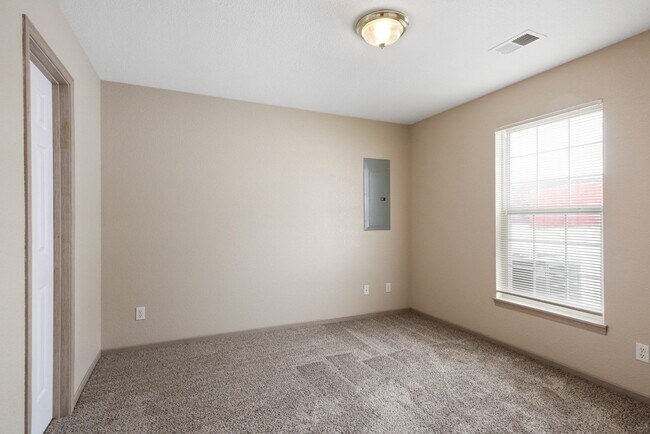 Building Photo - 2 bedroom 1.5 bath in Oak Grove-Available in July