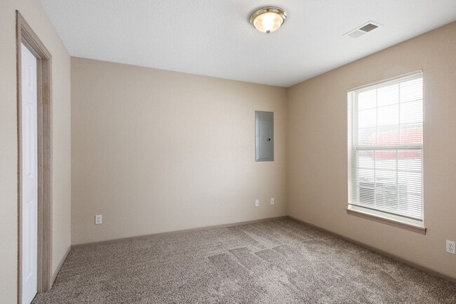 Building Photo - 2 bedroom 1.5 bath in Oak Grove