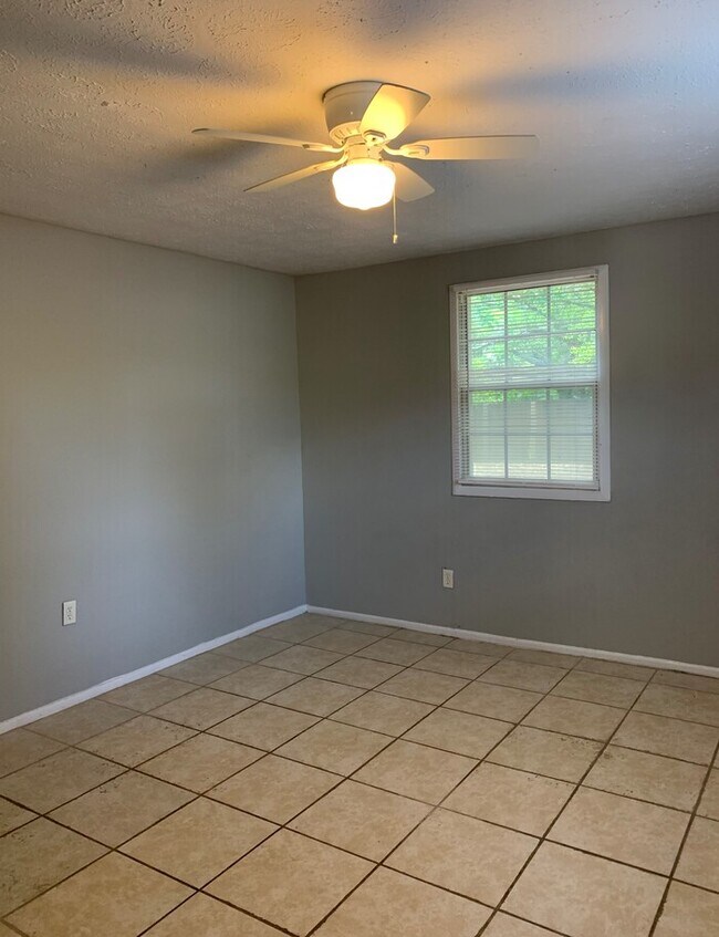 Building Photo - Spacious 3 Bedroom Home Near River City Marketplace