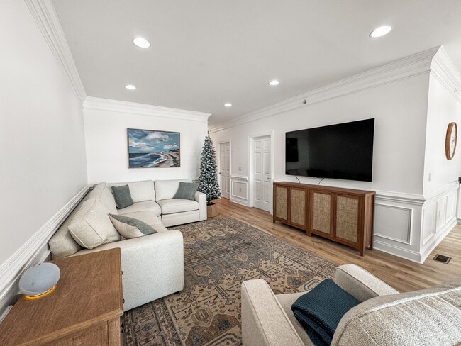 Building Photo - Fully Furnished Waterfront Elegance on Mai...