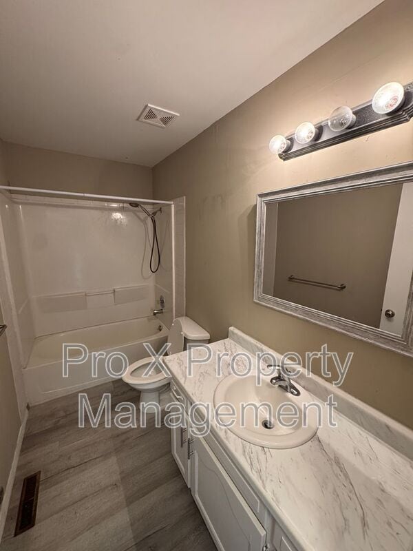 Building Photo - 459 W Grand St