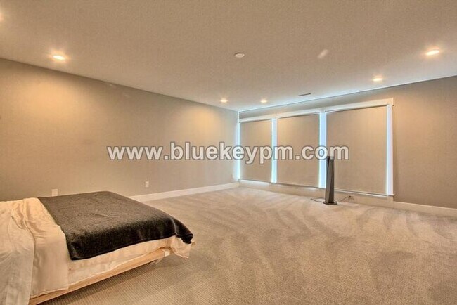 Building Photo - 3 Bed, 2.5 Baths Luxury Home Located Near ...