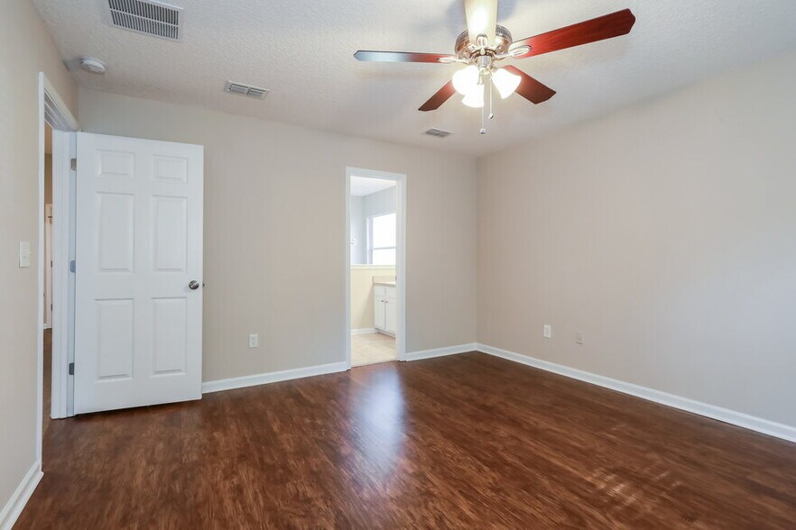 Building Photo - 1563 Bay Harbor Dr