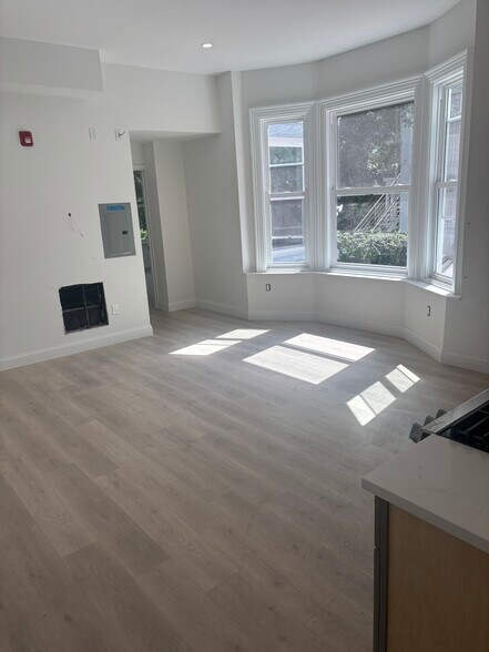 Living - 261 Bradley St