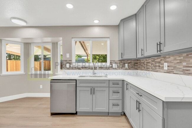 Building Photo - Completely Renovated 4-Bedroom Home with M...