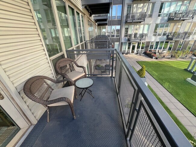 Building Photo - 565 W Quincy St