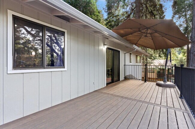 Building Photo - Rare 4-bedroom home in Camino for rent!