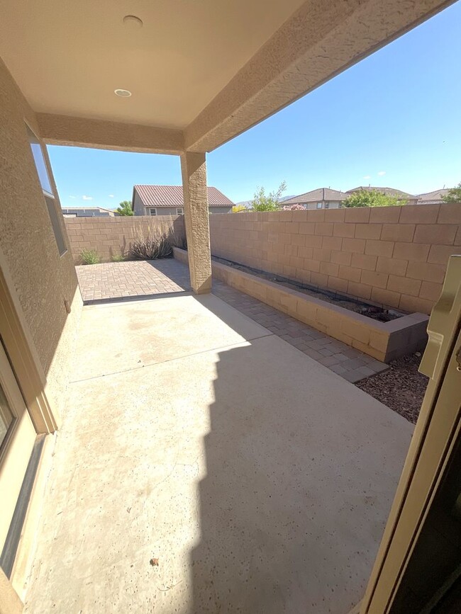 Building Photo - Vail School District hard to find 5 bedroo...