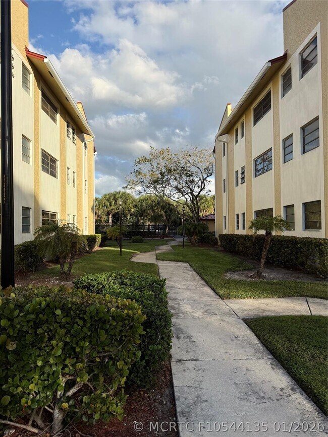 Building Photo - 2075 Coral Ridge Dr