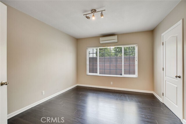 Building Photo - 1015 E Walnut Ave