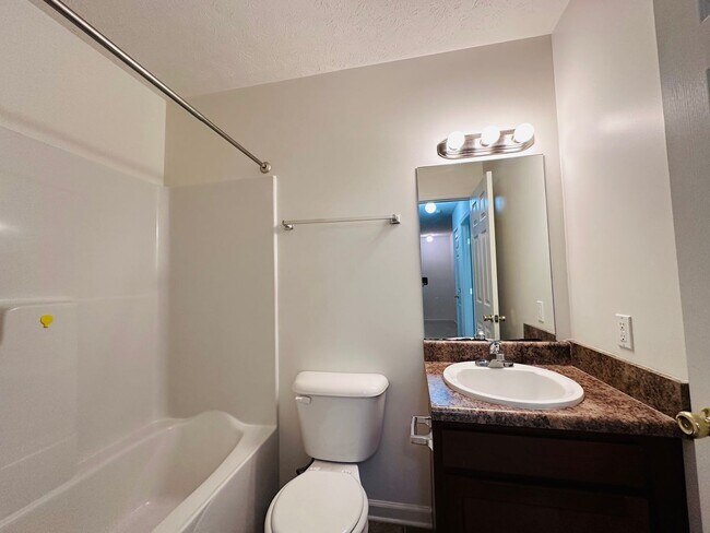 Building Photo - 3 Bedroom 2.5 Bath Townhouse