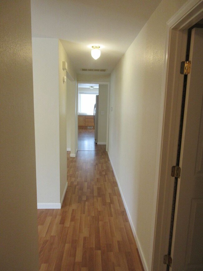 Building Photo - Well Maintained Three Bedroom in Keizer