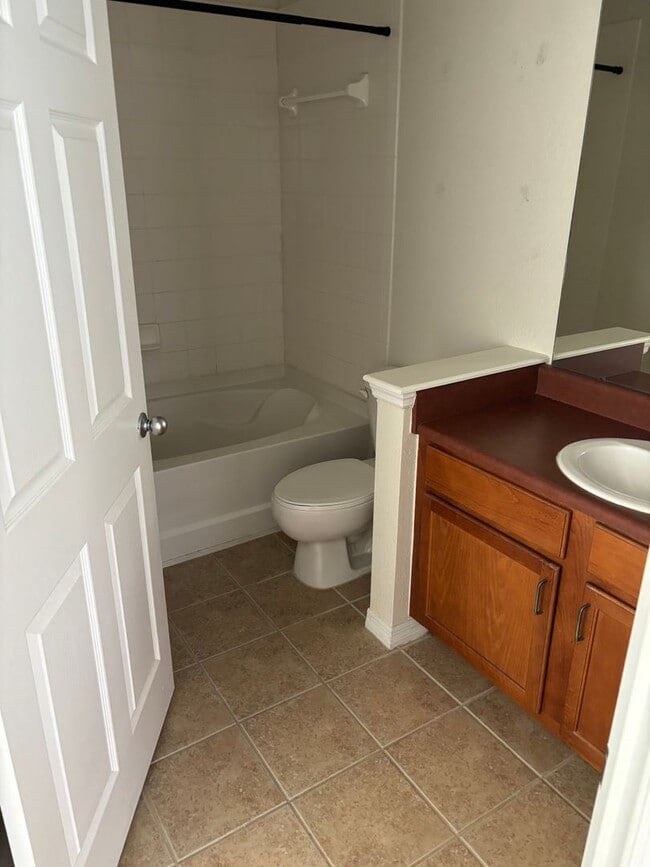 Building Photo - Villa Valencia Spacious 1 Bedroom Near Valencia Community College and 408