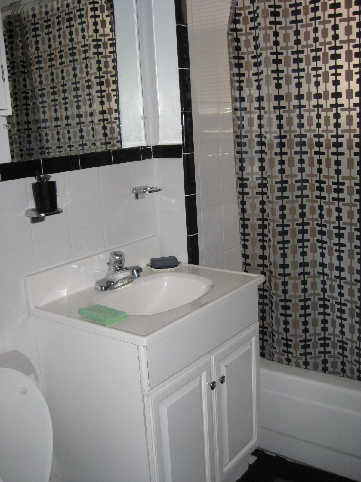 Building Photo - 52 Garden St