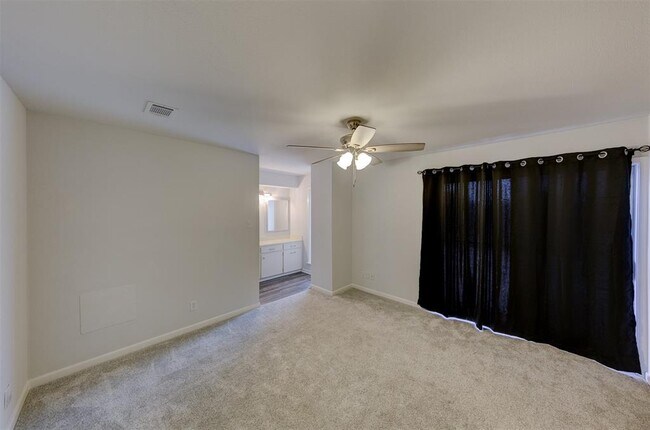 Building Photo - 2452 Country Club Dr