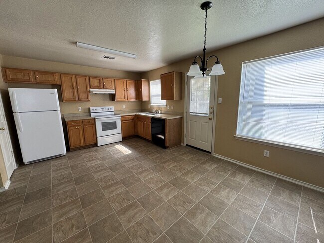Building Photo - 1312 Saddle Dr