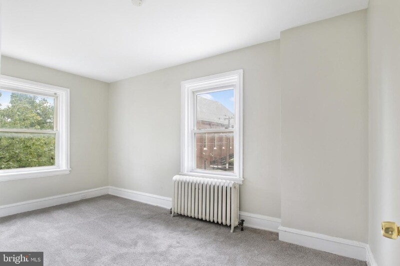 Building Photo - 613 W 10th St