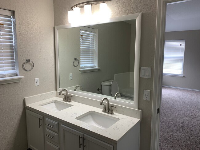 Building Photo - *MOVE IN SPECIAL* Gorgeous Four Bedroom Home with Covered Patio Near Medical Center!!