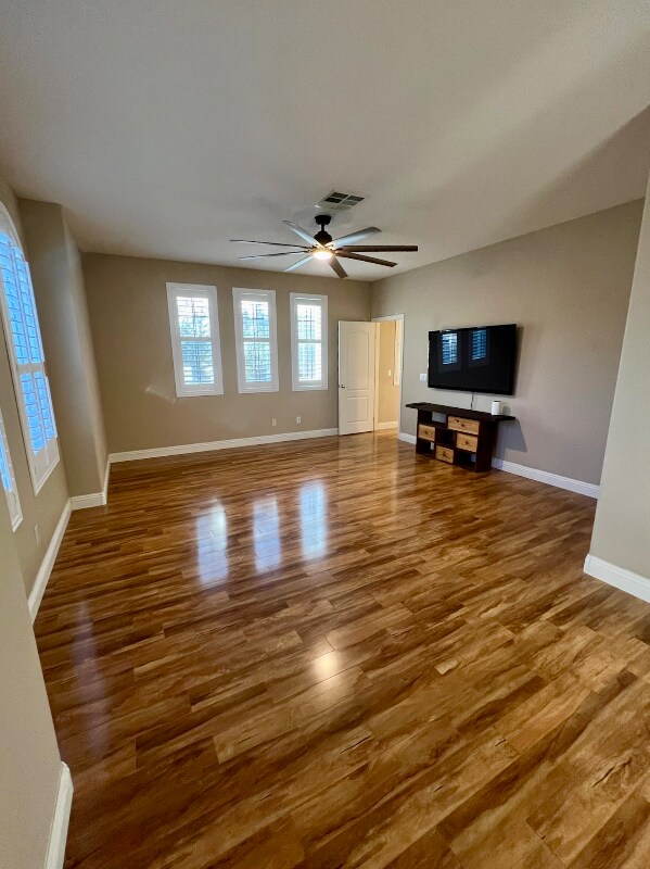 Building Photo - 3942 Villeroy Ave