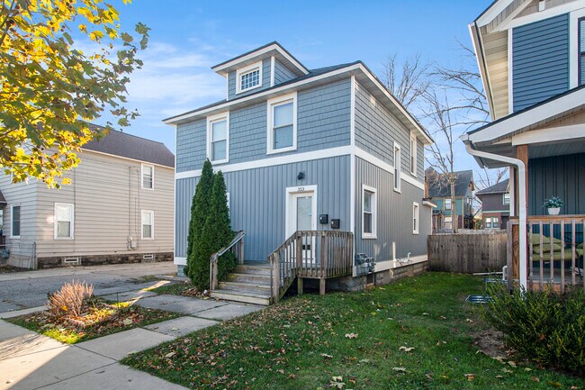 Building Photo - 353 Atlas Ave SE
