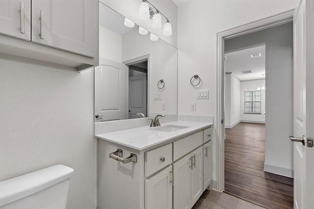 Building Photo - 560 Oak Crk Dr