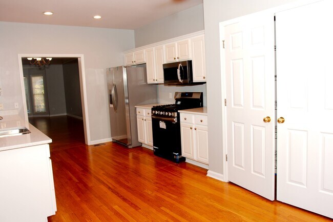 Main Kitchen - 2927 Arbor Creek Ln