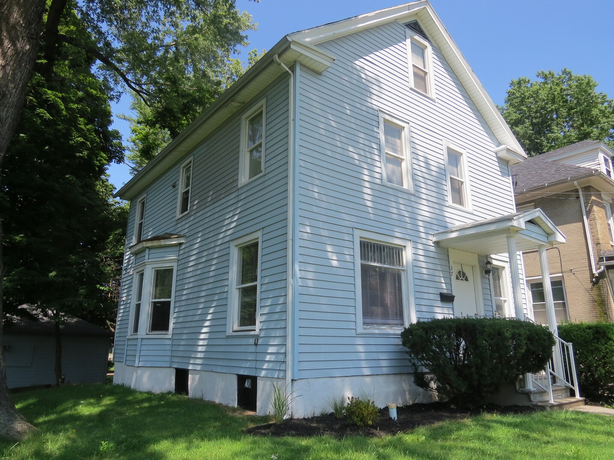 Building Photo - 37 Maple Ave