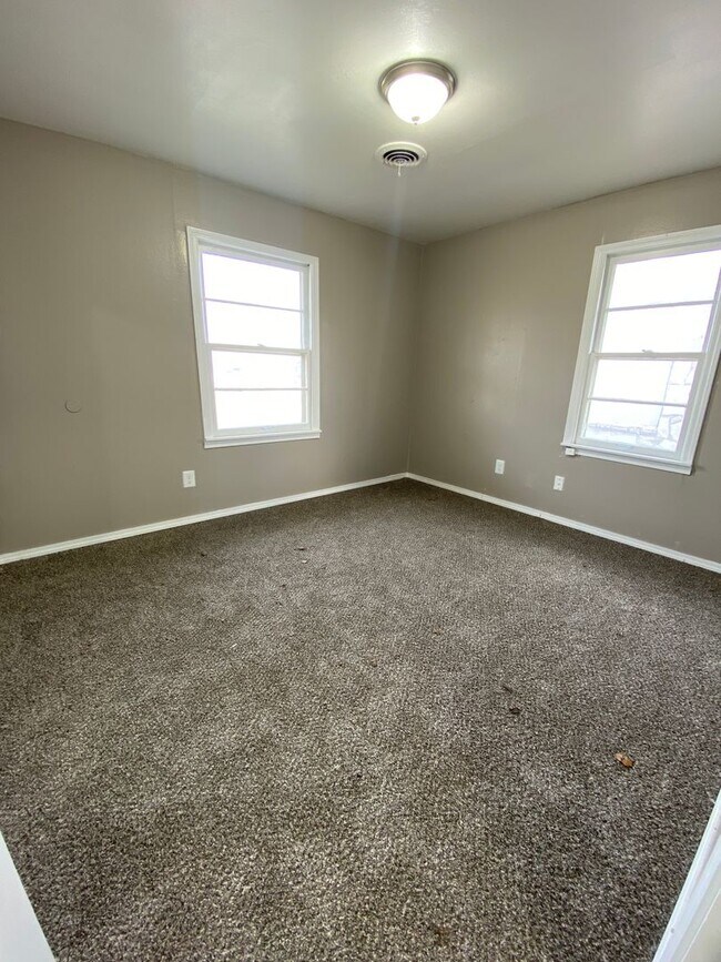 Building Photo - 4 Bedroom House Available now in Midwest City