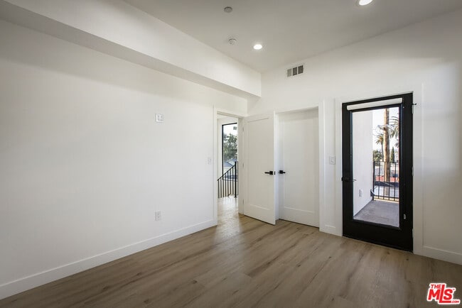 Building Photo - 2651 Vineyard Ave