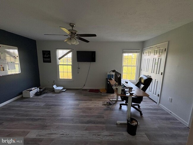 Building Photo - 33 Pinehurst Ct