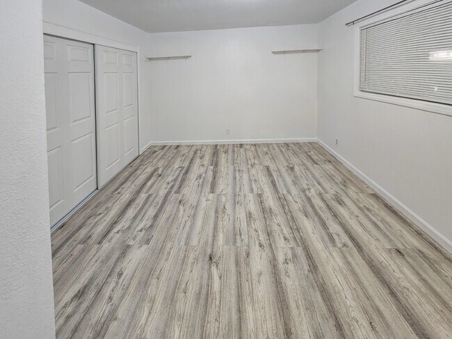 Building Photo - 117 S Silver Ridge St