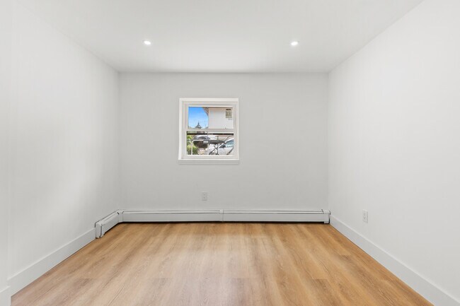 Building Photo - 302 E Harriet Ave