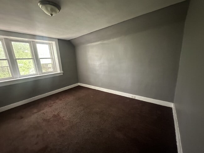 Building Photo - Stylish 3-Bedroom Unit with Private Entran...