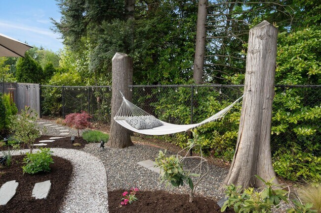 Building Photo - Immaculate and Updated Throughout- Quiet d...