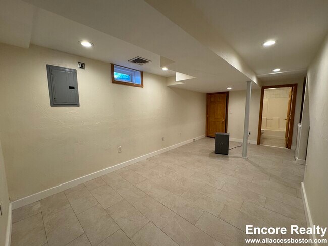 Building Photo - 24 Gardner St