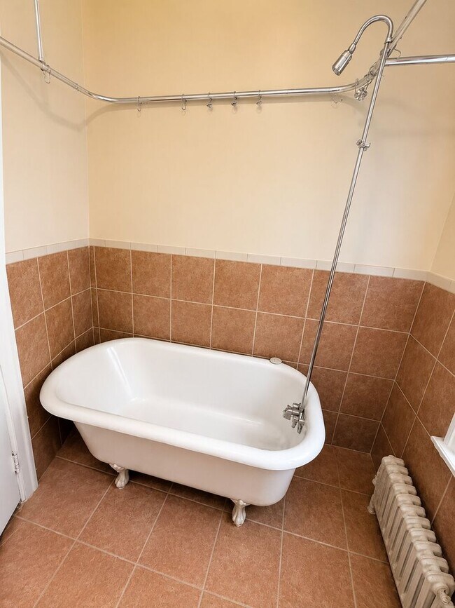 Building Photo - Spacious 6-Bedroom Rental in North Philadelphia | Small Dogs Welcome