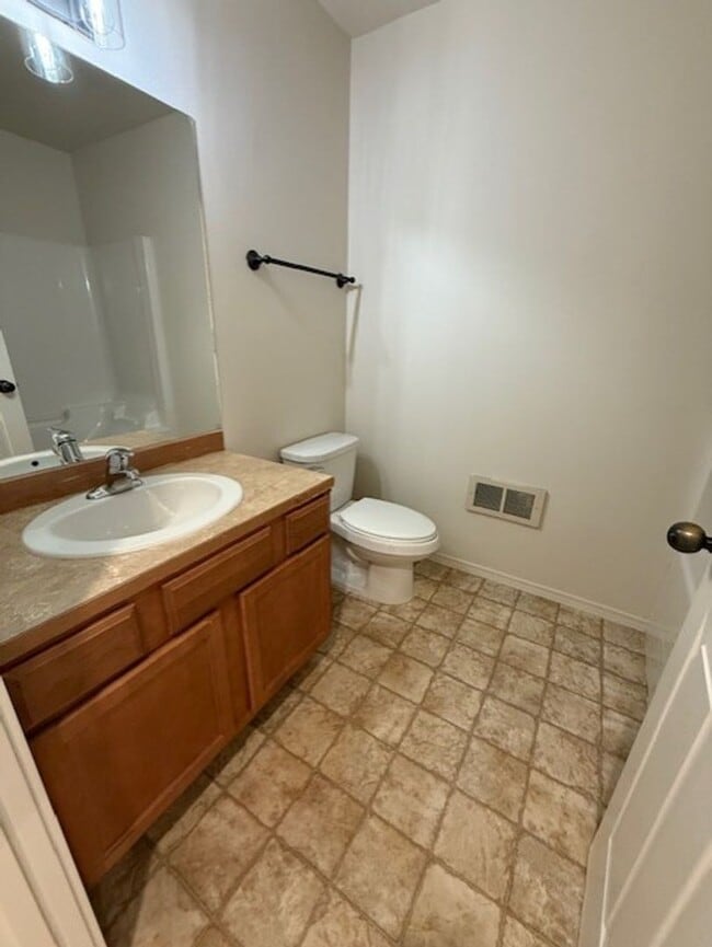 Building Photo - Spacious town home in small community.  Spacious and bright!  Available now!