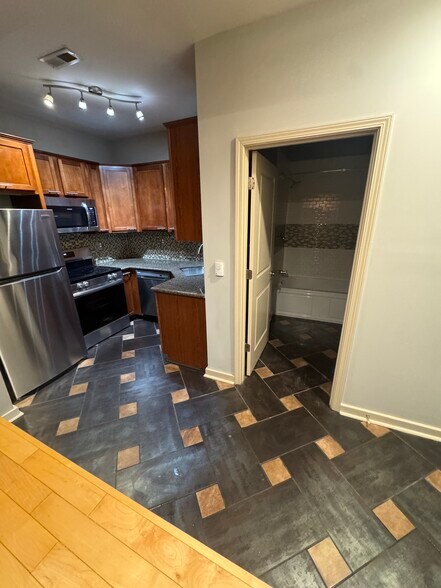 Building Photo - 200 E 43rd St