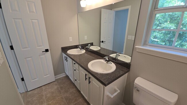 Building Photo - 614 Summerhill Dr
