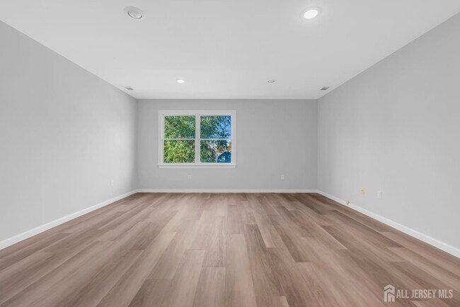 Building Photo - 213 Main St