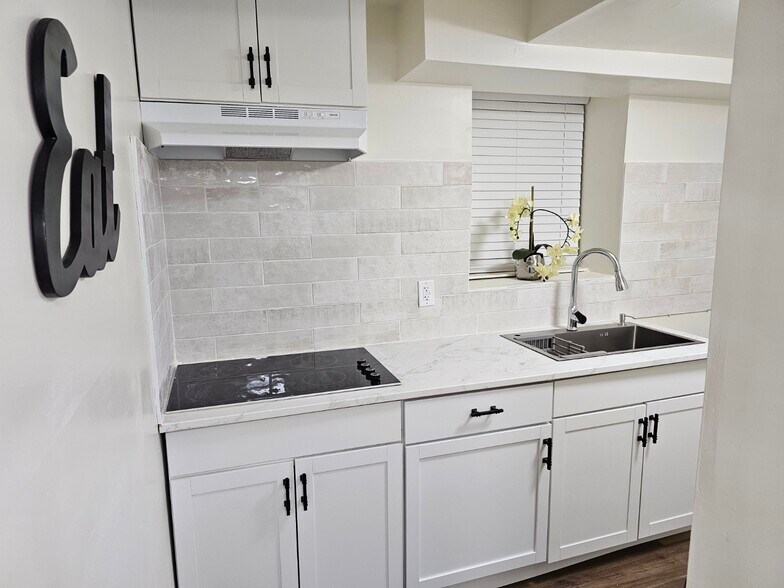 Building Photo - 5786 Singer Ct